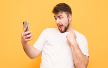 Смартфон мій - ворог мій? Сучасний феномен «текстова шия» Смартфон мій - ворог мій? Сучасний феномен «текстова шия» | Amrita