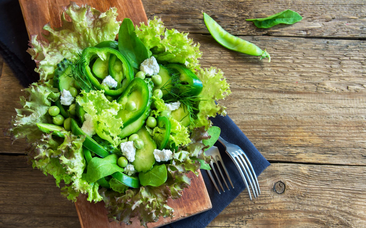 Салат із зеленні на дощечці