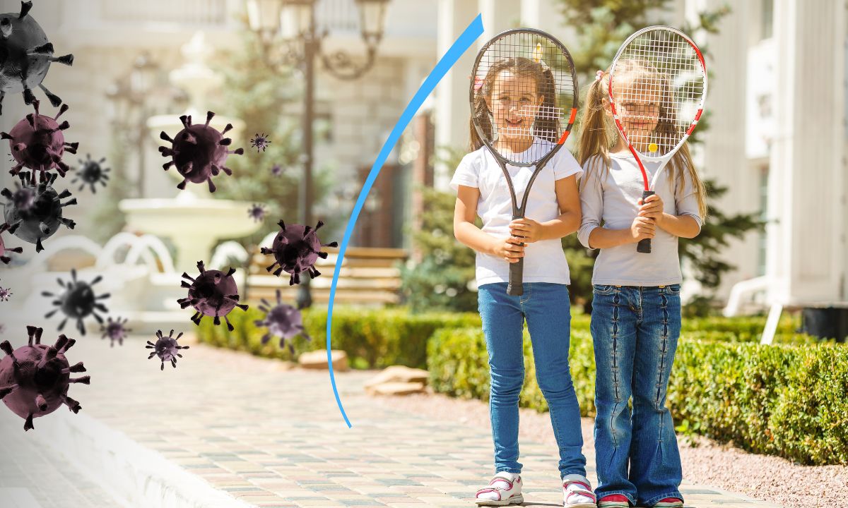 Діти з тенісними ракетками у руках